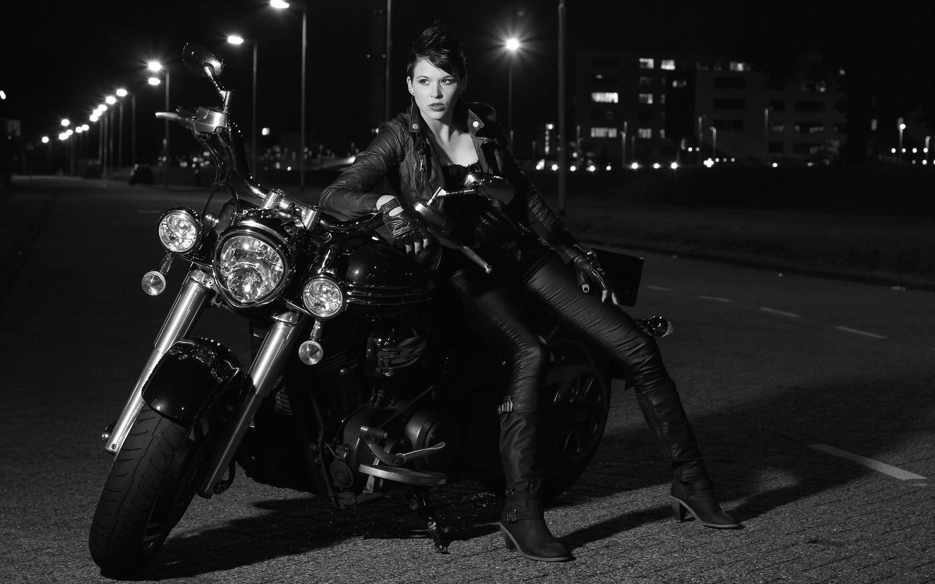 Photo Beautiful girls and motorcycles in Long Beach