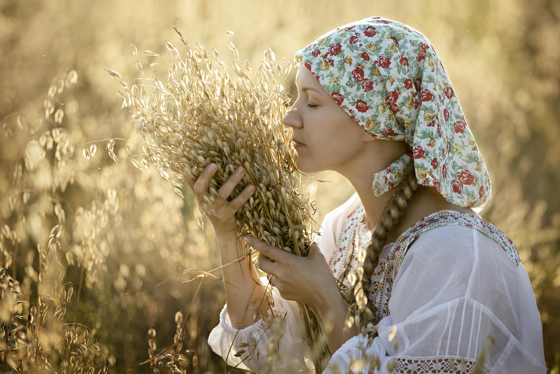 Photo Women in Slavic costumes in Long Beach