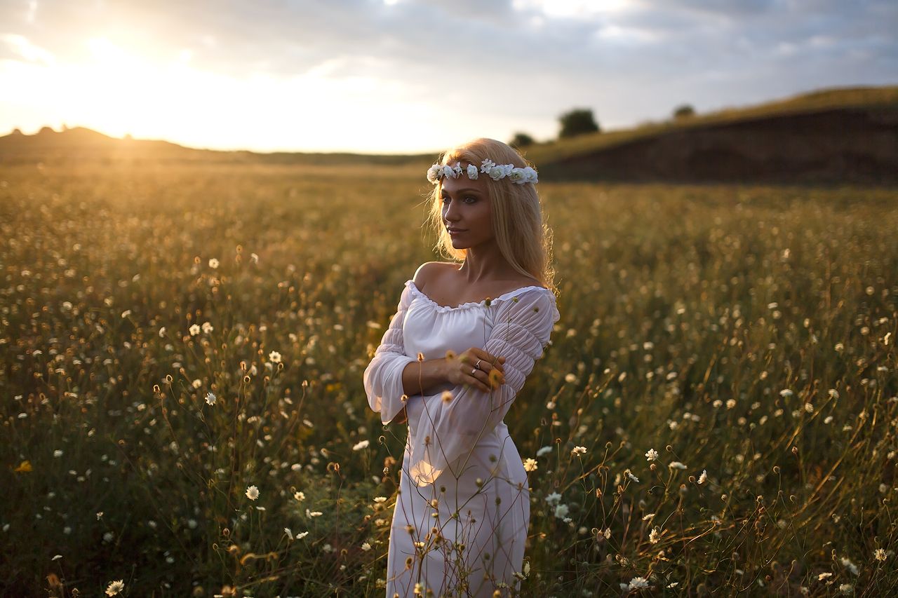 Girls in Slavic costumes in Long Beach